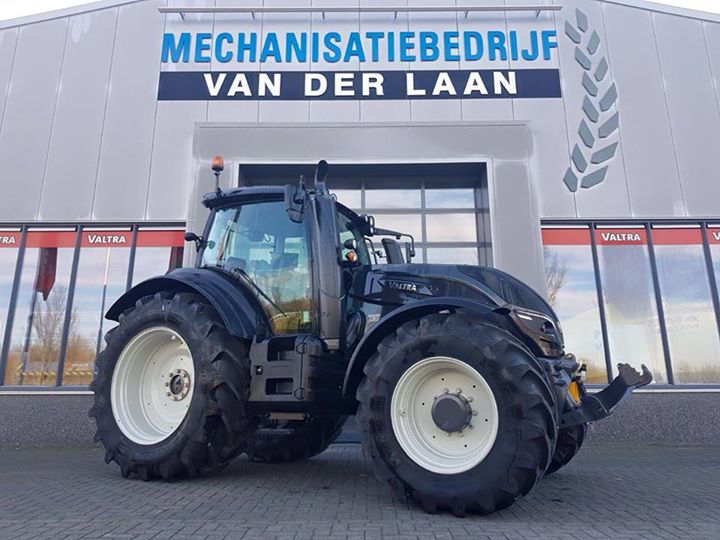  Deze prachtige zwart-metallic Valtra