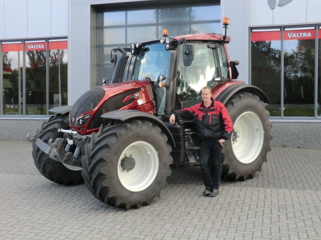  Deze mooie rood metallic Valtra N174