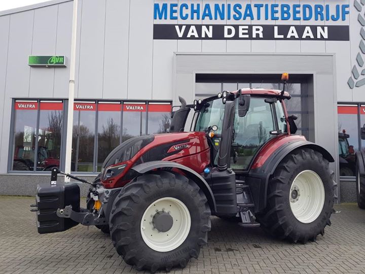  Deze metallic rode Valtra T234