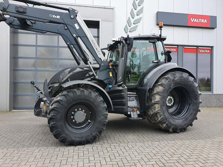  Een echte black edition deze Valtra